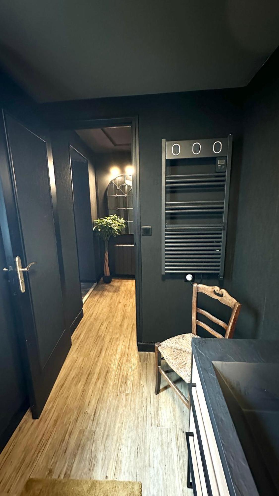 La Black / Les Romantiques A Centre Historique Apartment *
